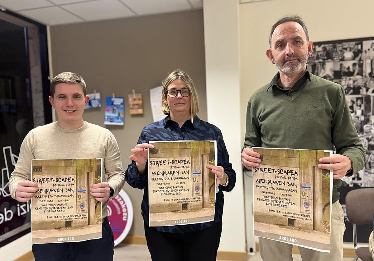 Los ediles Álex González y Josu Idigoras junto a Idoia Ormazabal de Bi-Tartean, en la presentación.