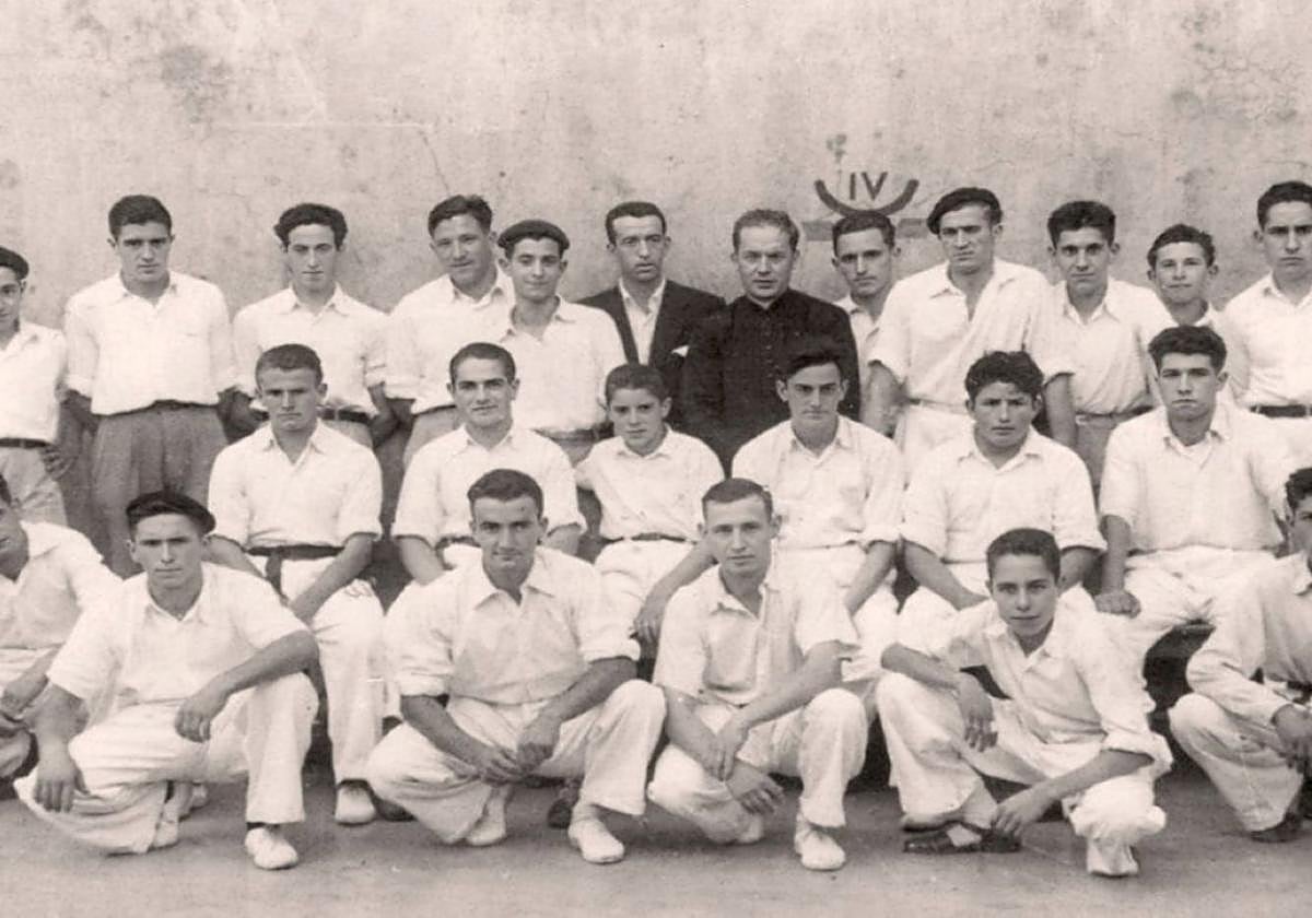 Garai bateko pilota jaialdietako irudiak daude ikusgai.