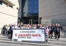 Concentración de la Asociación de víctimas del amianto ante los juzgados donostiarras