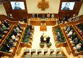Los parlamentarios vascos en pie, este jueves en recuerdo a Santiago Brouard.