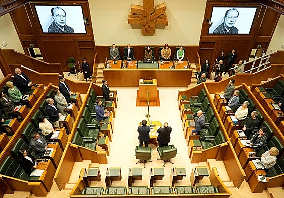 Los parlamentarios vascos en pie, este jueves en recuerdo a Santiago Brouard.