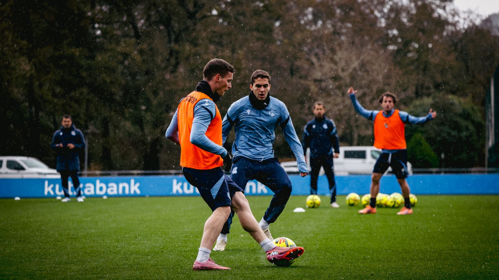 Reagrupamiento bajo el frío y la lluvia en Zubieta