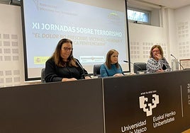 Maite Araluce, María Jesús San José y Mónica Muñoz, este jueves en las XI Jornadas sobre Terrorismo en San Sebastián.