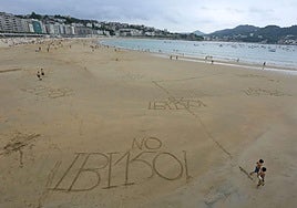 Protesta en la playa de La Concha de San Sebastián contra el recargo en el IBI.