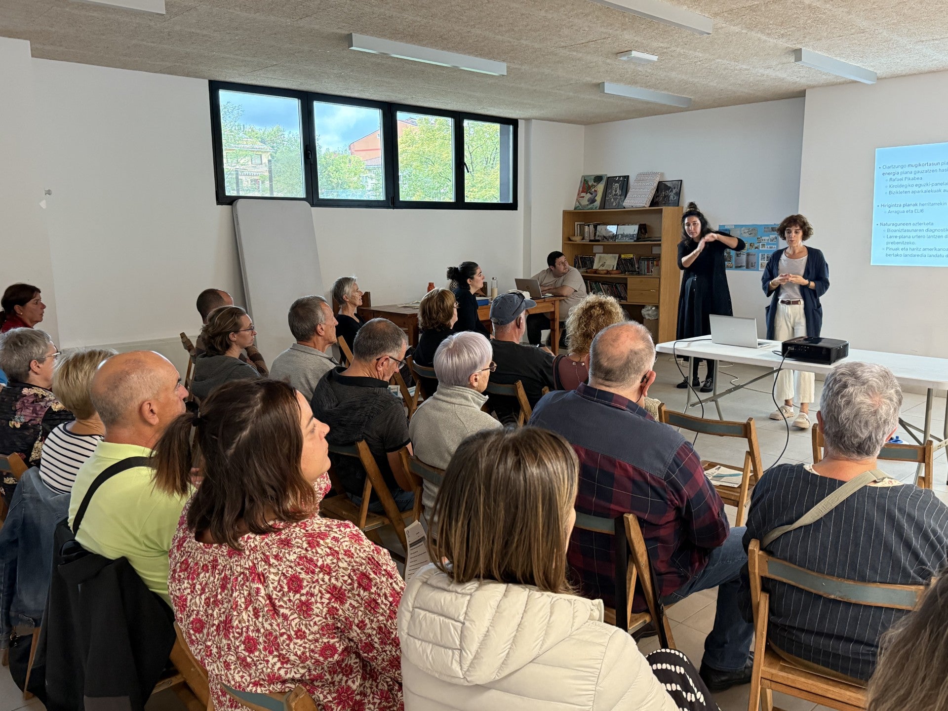 Joana Mendiburu alkatea auzo-saio batean.