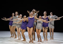 Los bailarines de Dantzaz ofrecerán hoy en Bastero el espectáculo 'Hona'.