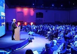 Representantes institucionales escuchan ayer el discurso del secretario de Estado de Vivienda y Agenda Urbana, David Lucas, en la inauguración del congreso en Tabakalera.
