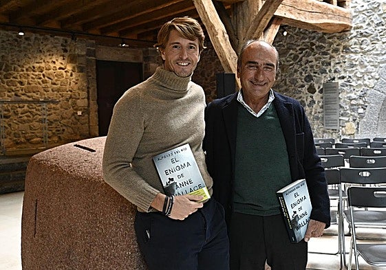 Alfonso del Río junto a Luis Chillida, ayer en el caserío Zabalaga.