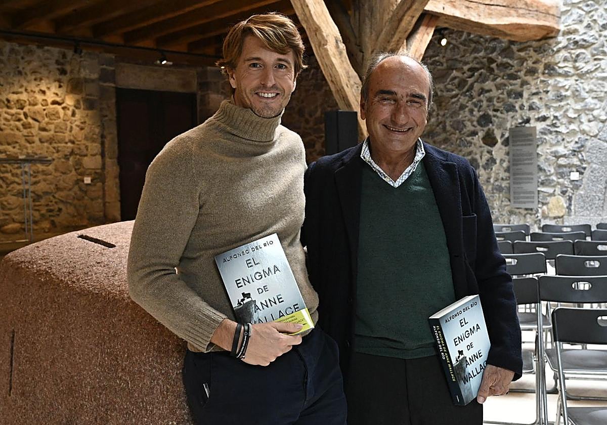 Alfonso del Río junto a Luis Chillida, ayer en el caserío Zabalaga.