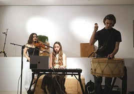 Mirua taldeko kideak, 'Miruenea' diskoa aurkezteko egindako agerraldi-zuzenekoan.