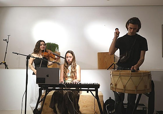 Mirua taldeko kideak, 'Miruenea' diskoa aurkezteko egindako agerraldi-zuzenekoan.