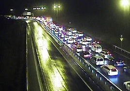 Cortada dos horas la GI-636 en Lezo, sentido Errenteria, tras hacer un camión la tijera