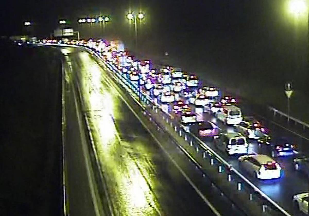 Cortada dos horas la GI-636 en Lezo, sentido Errenteria, tras hacer un camión la tijera