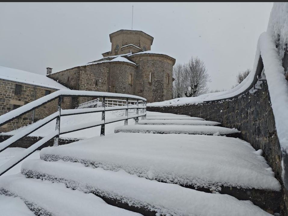 La nieve se suma a los chubascos por la masa de aire ártico en Gipuzkoa