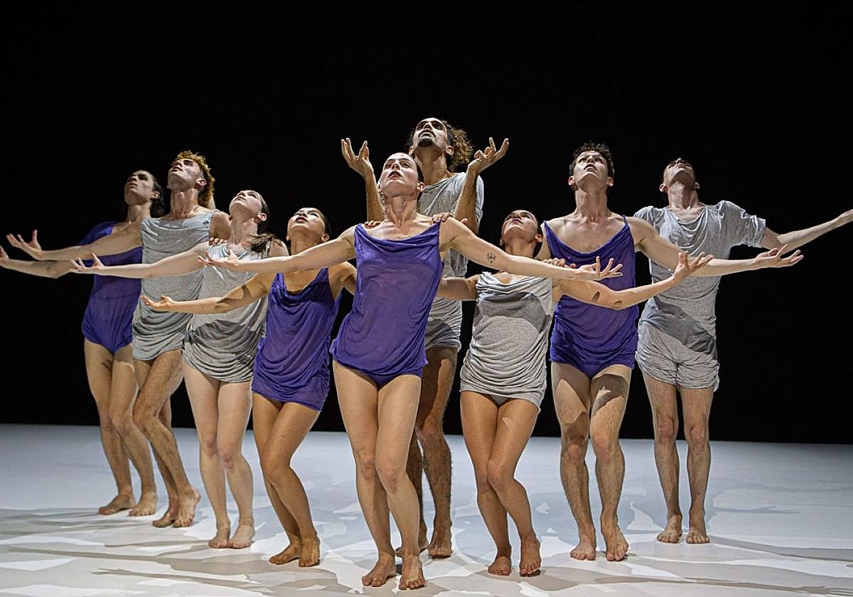 Los bailarines de Dantzaz ofrecerán hoy en Bastero el espectáculo 'Hona'.