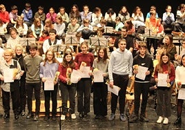 Ekitaldiaren amaieran diplomak jaso zituzten ikasleak, tartean, Felixa Garmendiak.