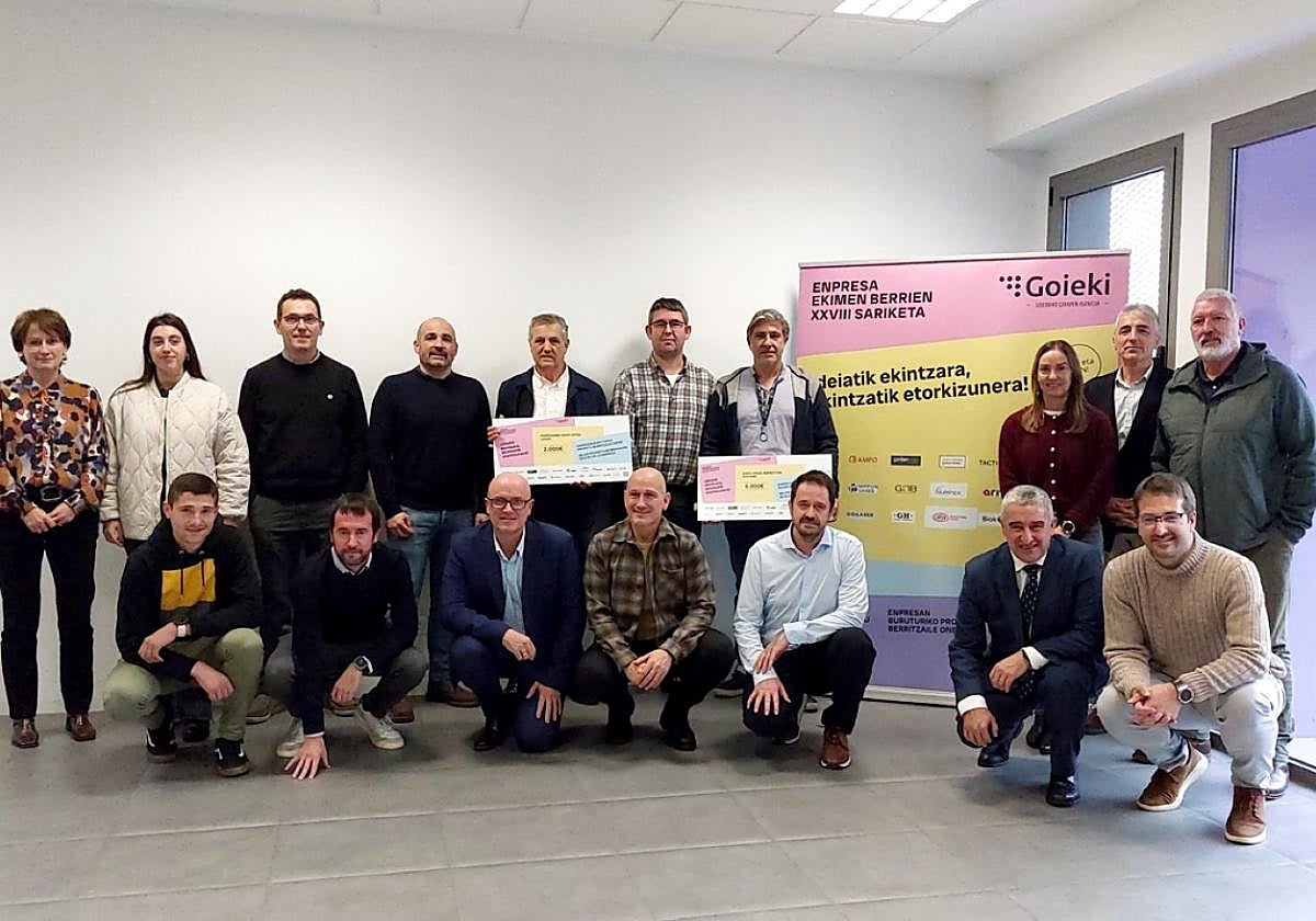 Los premiados junto a los representantes de Goieki, y de las intituciones y empresas patrocinadoras.