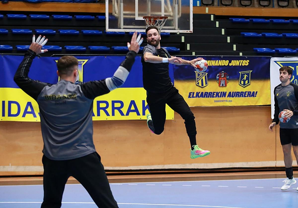 Iñaki Cavero lanza ante Jakub Skrzyniarz en un entrenamiento ante la mirada de Gorka Nieto.