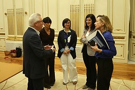 Las miembros de EH Bildu, Maddalen Iriarte, Zelai Amenabarro y Nerea Zinkunegi, flanquedas por la diputada general, Eider Mendoza, y el teniente de diputada general, José Ignacio Asensio.