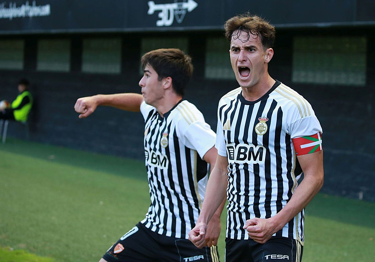 Javi Soroeta e Ignacio Tellechea celebran un tanto la semana pasada ante la SD Logroñés.