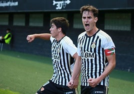 Javi Soroeta e Ignacio Tellechea celebran un tanto la semana pasada ante la SD Logroñés.