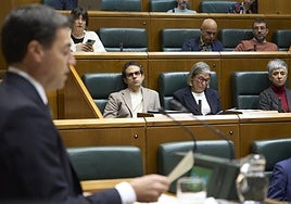 Imanol Pradales, durante su intervención este viernes en el Parlamento Vasco, con Pello Otxandiano escuchándole atento desde su escaño.