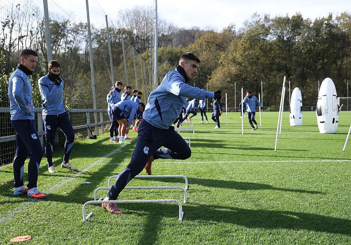 Barrenetxea supera un obstáculo bajo las miradas de Turrientes y Zakharyan, esta mañana en Zubieta.