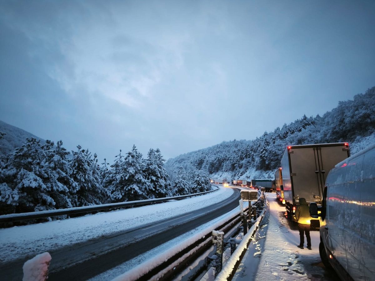 En la A-15 entre Pamplona y San Sebastián la nevada ha sido copiosa y se han generado retenciones y cortes por la nieve. 