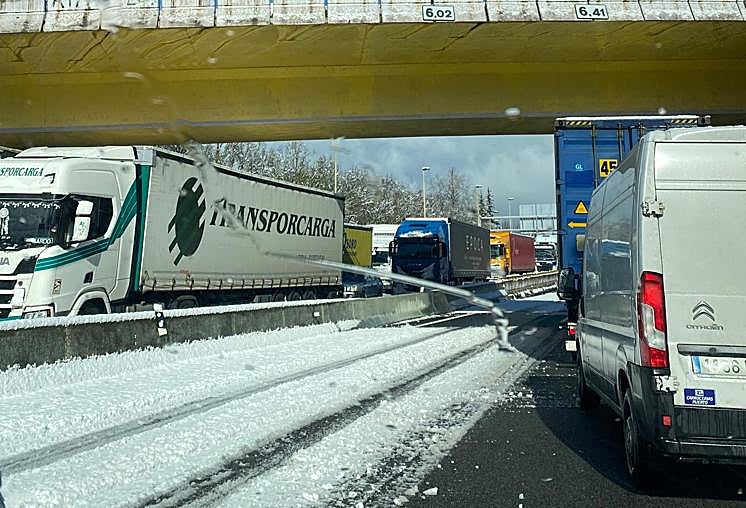 Tráfico lento en el puerto de Etzegarate.