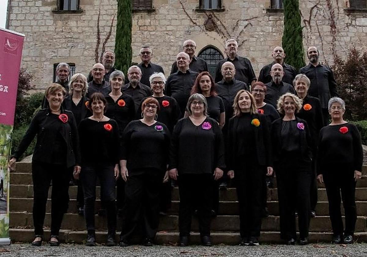 Imagen del coro Aiztondo tomada recientemente en la zona del palacio de Murgia.