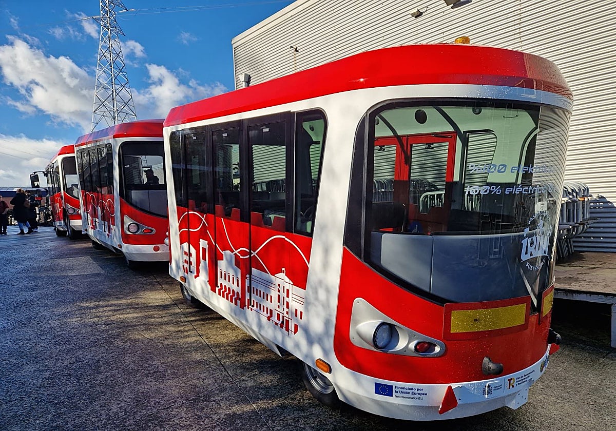 Locomotora y dos vagones forman en confortable Tren Txikito que sustituye al Tren Verde.
