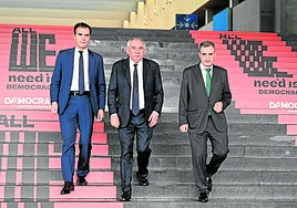 El secretario general del Partido Demócrata Europeo, Sandro Gozi, el presidente, François Bayrou, y Esteban, ayer en el congreso de Barakaldo.