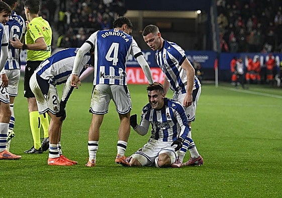 Gorrotxategi y Sergio Gómez celebran con Barrenetxea, de rodillas, el gol del donostiarra desde el centro del campo.