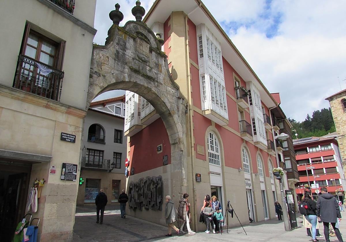 El Portal de Abajo o portalón es un punto neurálgico de la vida social de Arrasate.