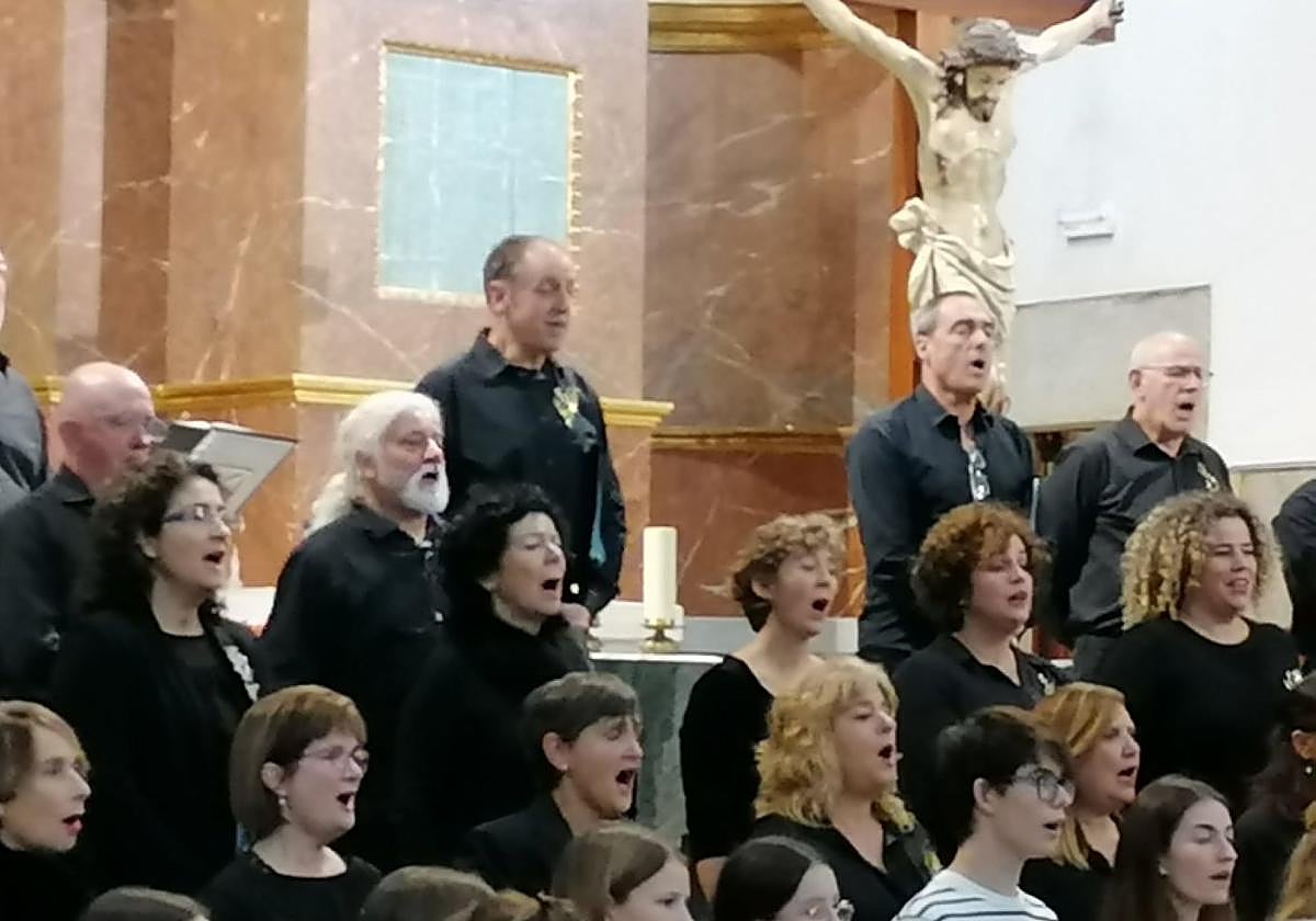 Besteak beste, Zarautz Abesbatzak egingo du kantuan.