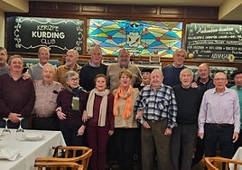 Componentes de la primera formación de la Coral Sostoa celebraron Santa Cecilia, en el Kerizpe.