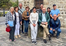 Integrantes del grupo de personas voluntarias de Elgoibar Lagunkoia, en Kalebarren plaza.