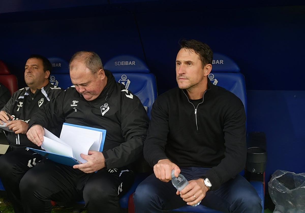 Iban Fagoaga, el segundo entrenador, y Beñat San José, el técnico armero en el banquillo del Eibar.