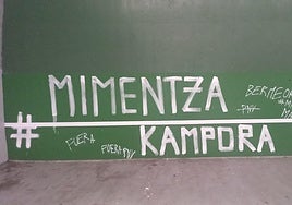 Pintadas. Mensajes aparecidos en las instalaciones deportivas de un centro público vizcaíno contra el entonces director.