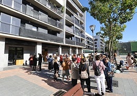 Asistentes a un acto celebrado en la sede de la Casa de las Mujeres, en la plaza Istillaga.