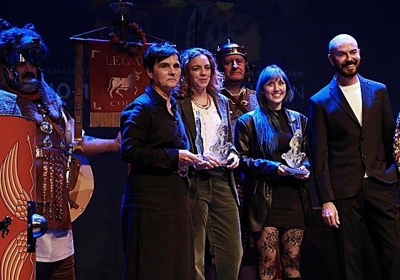 Mertxe Urteaga, fundadora del Ficab, junto a varios de los premiados en la gala de clausura.