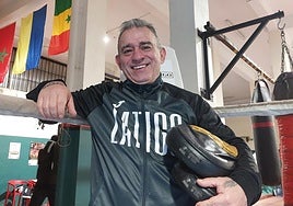 Sebastián Pérez posa sonriente en el gimnasio.