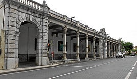 Vista general del emblemático edificio del Paseo Cubierto, situado entre las vías del ferrocarril y la carretera N-634.