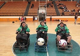 Iren Reyes, en el centro de la imagen, compite en la Segunda División de la liga estatal de Powechair.