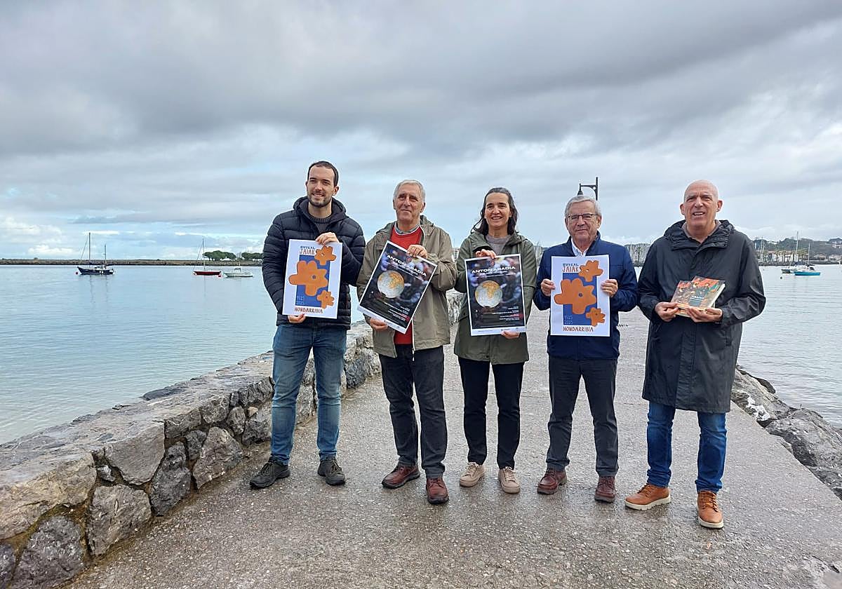 Hiru ekimenen aurkezpena kai zaharrean egin zen, bertatik ikusten delako Abadia gaztelua.