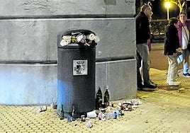 Denuncia Elena Vicente: «Llegas a San Sebastián en el tren o el autobús y cruzas el puente de María Cristina y con la intención de llegar hasta el centro de la ciudad. Eso sí, antes tienes que pararte en un semáforo que está situado al lado de esta papelera, con más basura fuera que dentro. ¿Cómo es posible que la ciudad reciba así a muchos de sus vecinos y visitantes».