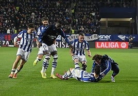 Los realistas, incluidos los suplentes que no participaron, celebran el gol de Barrene con el donostiarra