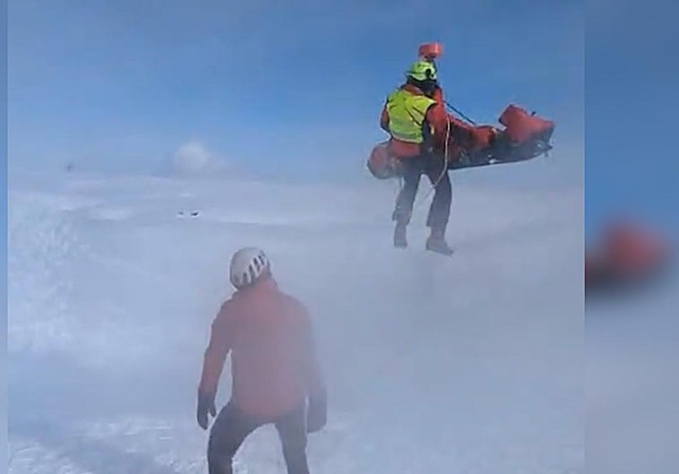 Un momento del rescate del cuerpo del pastor de 77 años en Urbia. .