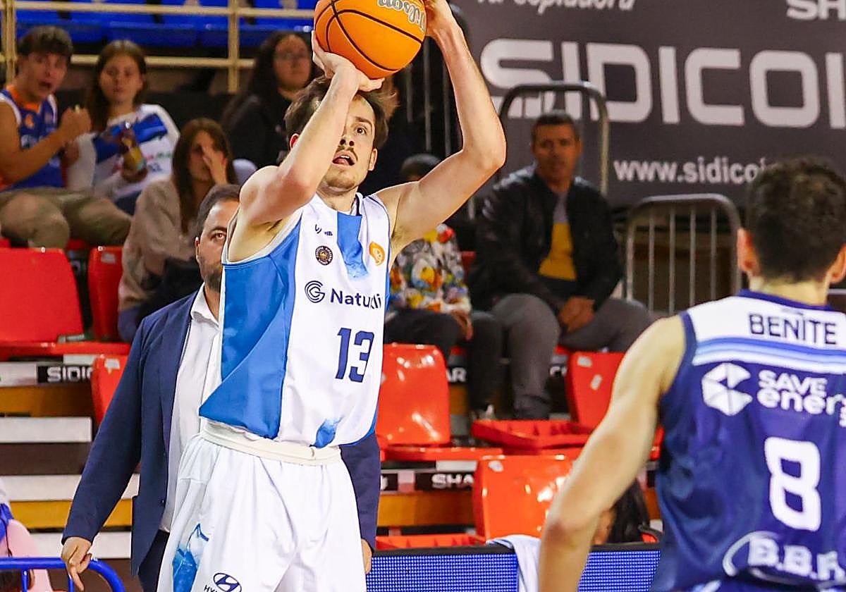 Tyler McGhie, autor de 31 puntos y una serie de 9 de 16 tiros de tres.