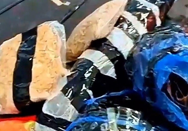 Productos incautados los dos hermanos chinos en el aeropuerto de Hondarribia.